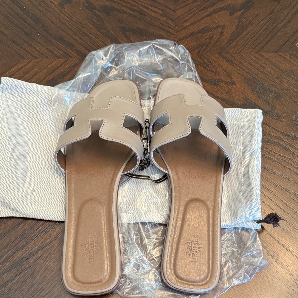 No brand. My personal sandals I wore